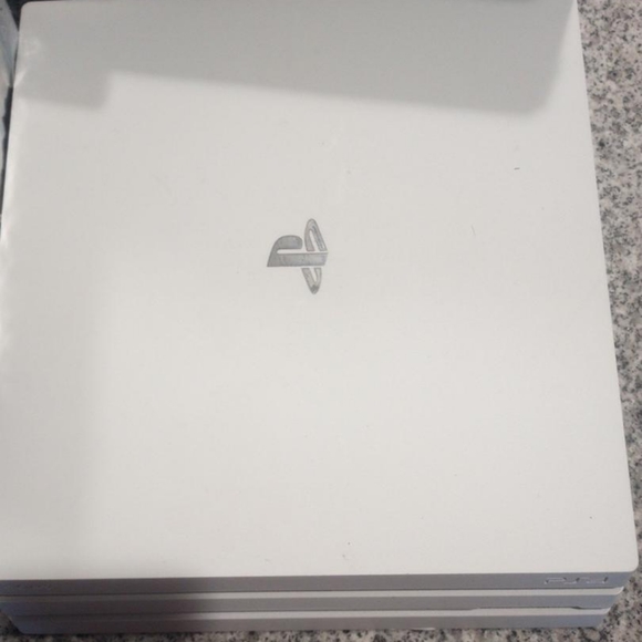 ps4 pro white - Picture 3 of 4